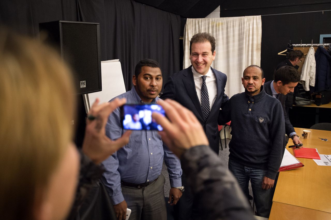 Minister Lodewijk Asscher van Sociale Zaken en Werkgelegenheid tijdens een bezoek aan VluchtelingenWerk in Haarlem. Beeld ter illustratie.