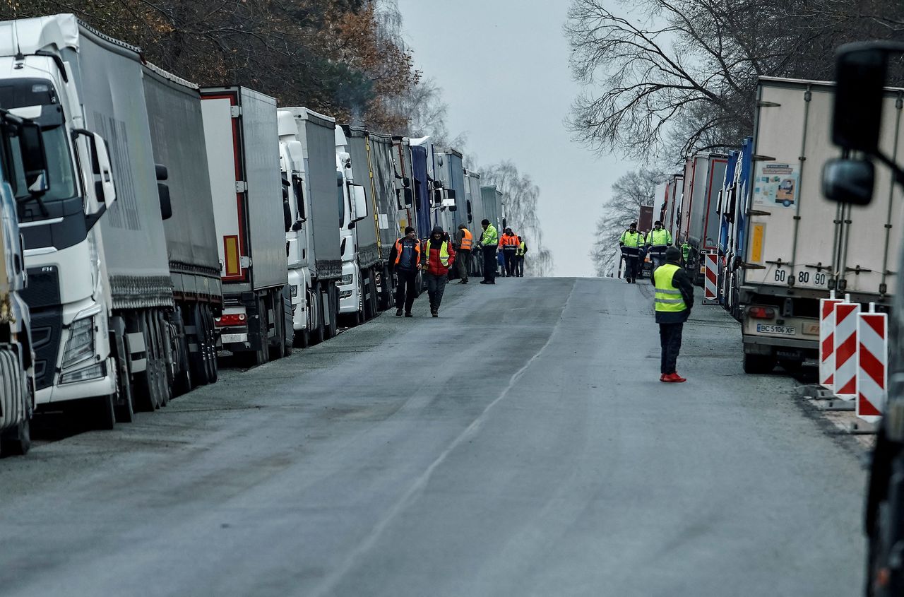 Koude benen, stijve ruggen: ongemak en woede nemen toe tijdens Poolse blokkade van Oekraïense vrachtwagens 