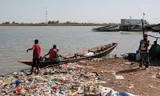 De Senegal Rivier, die de grens vormt tussen Senegal en Mauritanië, bij het plaatsje Rosso in Senegal. 