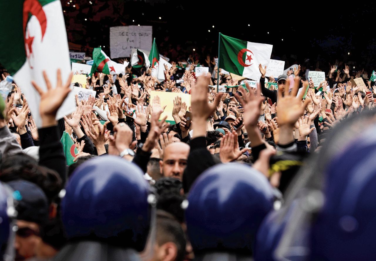 Algerijnen gingen vrijdag voor de derde week op rij de straat op tegen president Bouteflika.