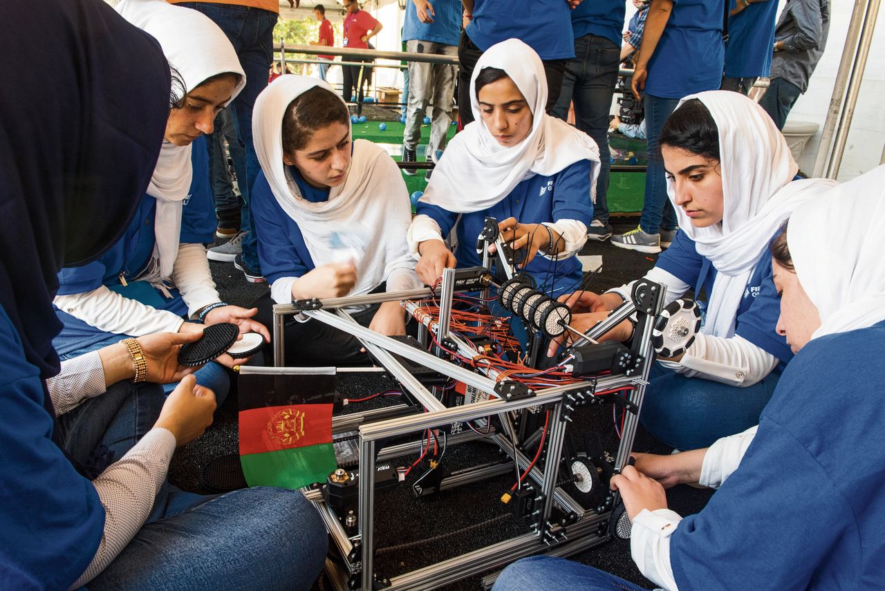 Afghaanse meisjes treffen de laatste voorbereidingen voor de internationale robotwedstrijd FIRST Global.