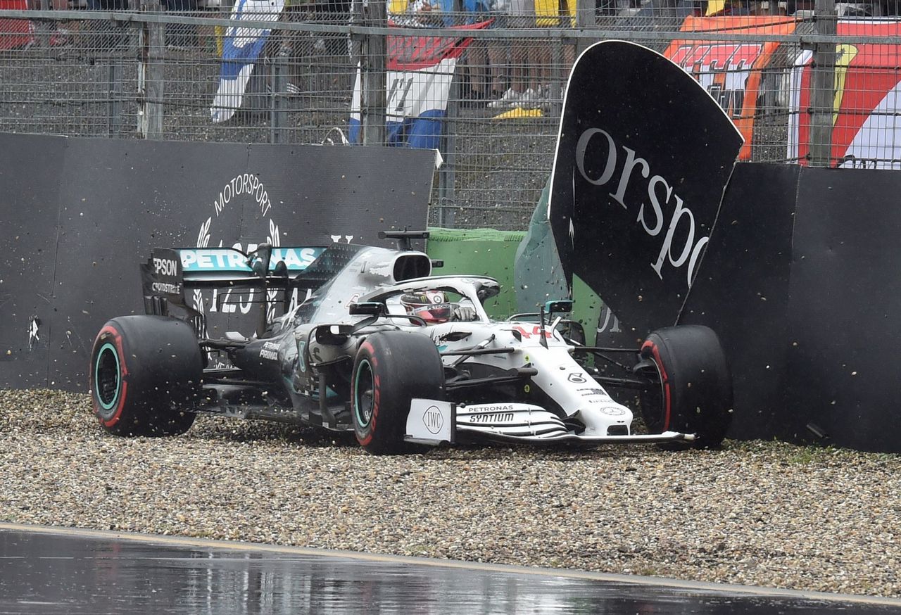 F1-coureur Lewis Hamilton crasht onverwacht tijdens de GP van Duitsland. Zijn team raakte daarna in paniek, waardoor Hamilton ruim vijftig seconden stilstond in de pitstraat. Max Verstappen stond in dezelfde race tijdens één van zijn pitstops slechts 1,88 seconden stil, een nieuw record.