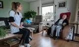 Een wijkverpleegkundige op bezoek bij een cliënt in Breda. De vraag naar verpleegkundigen blijft groot.