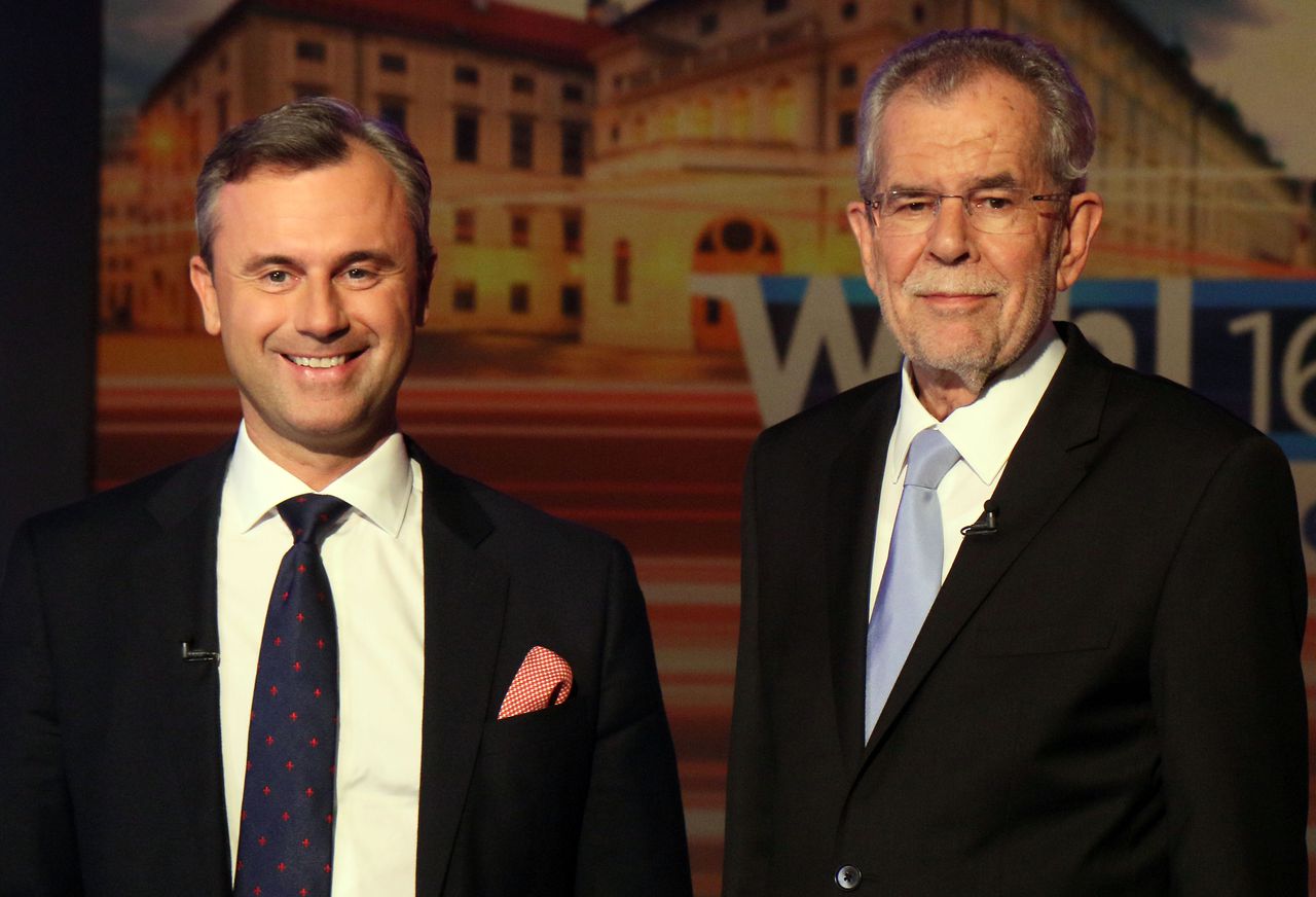 Presidentskandidaten Norbert Hofer (FPÖ) en Alexander Van der Bellen (De Groenen) voor aanvang van een tv-debat.