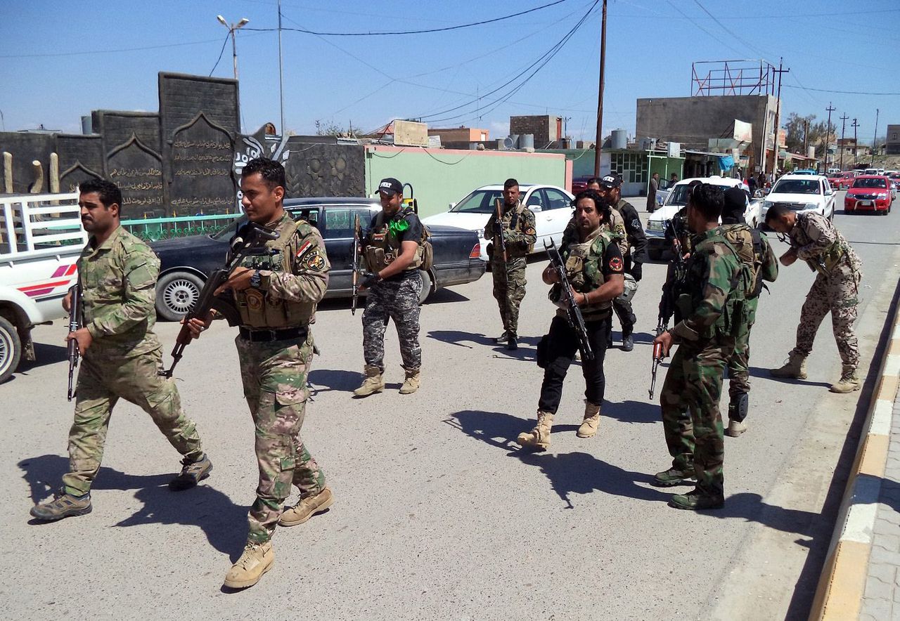 Irakese agenten aan het patrouilleren.