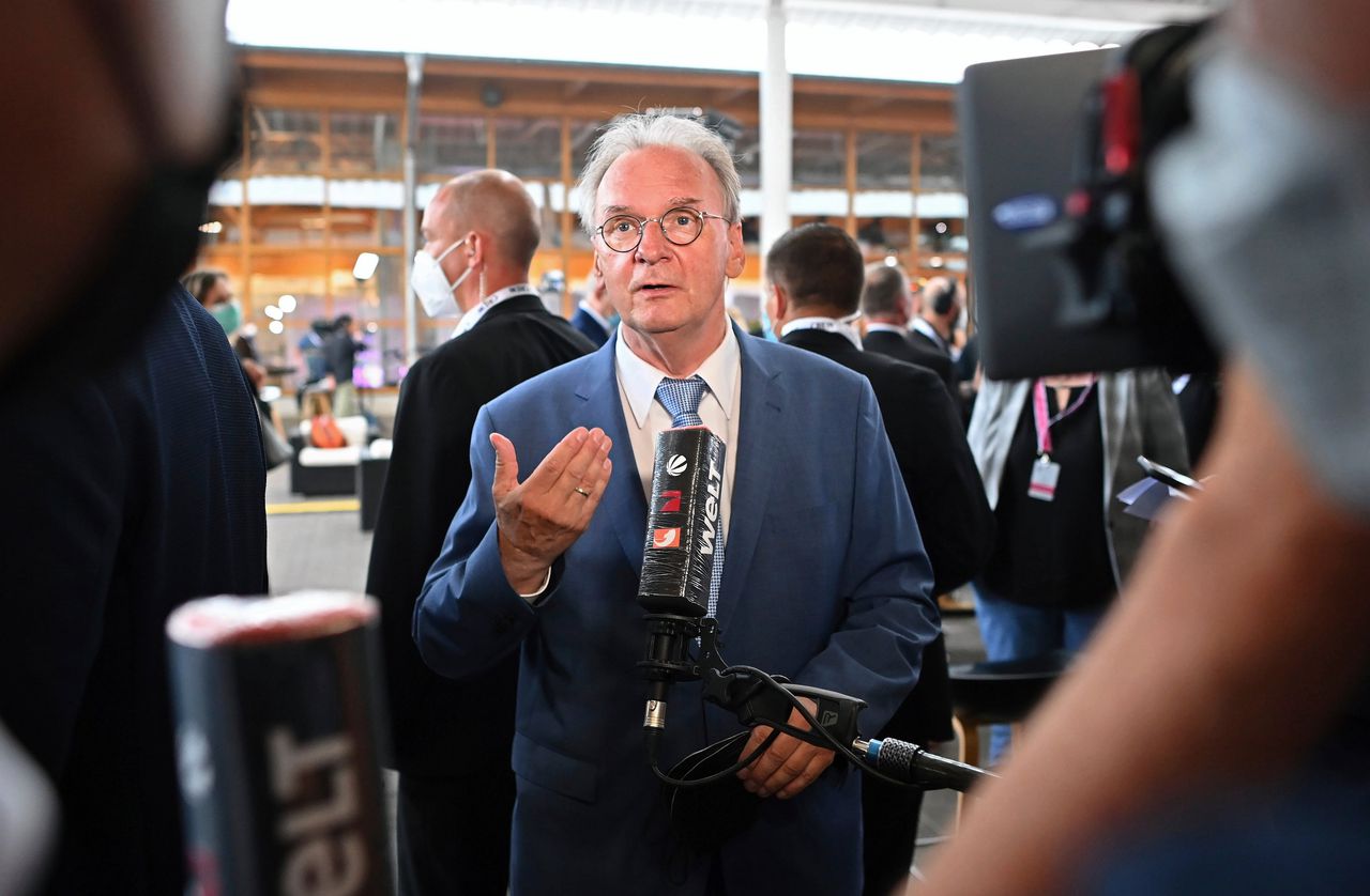 Minister-president van Saksen-Anhalt Reiner Haseloff (CDU) staat de pers te woord nadat duidelijk geworden is dat zijn partij de winst heeft behaald.