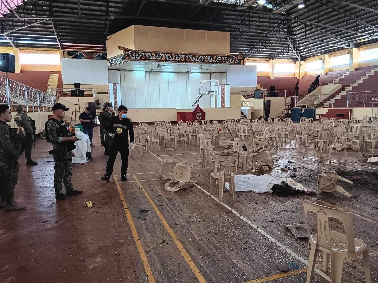 Doden bij explosie tijdens katholieke mis Filipijnen, autoriteiten spreken van terrorisme 