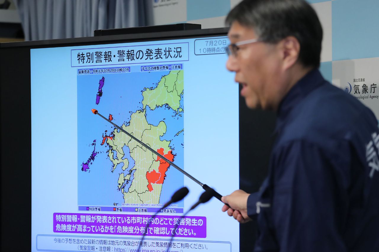Een Japanse meteoroloog geeft waarschuwingen voor de eilanden Tshushima en Gogo.