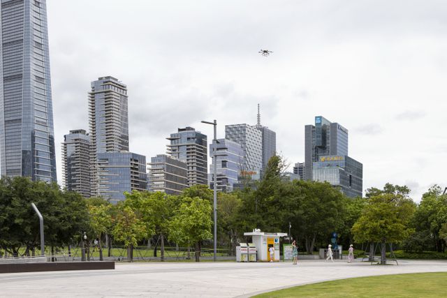 In Talent Park, in de Chinese stad Shenzhen, heeft een bezorgdrone net een bestelling afgeleverd op de ‘bestel- en bezorgkiosk’ van Meituan. De drone vliegt weer terug naar zijn basis, een vliegveldje op het dak van een groot winkelcentrum in de stad.