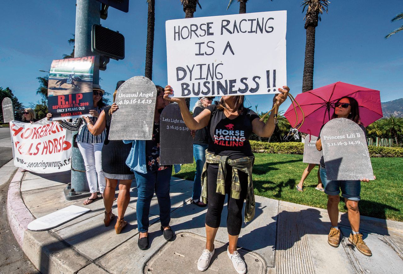Mensen demonstreren bij Santa Anita tegen de vele dode paarden op de renbaan.