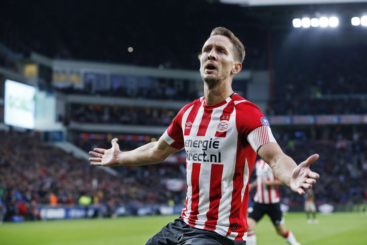 PSV-speler Luuk de Jong viert de 2-0.
