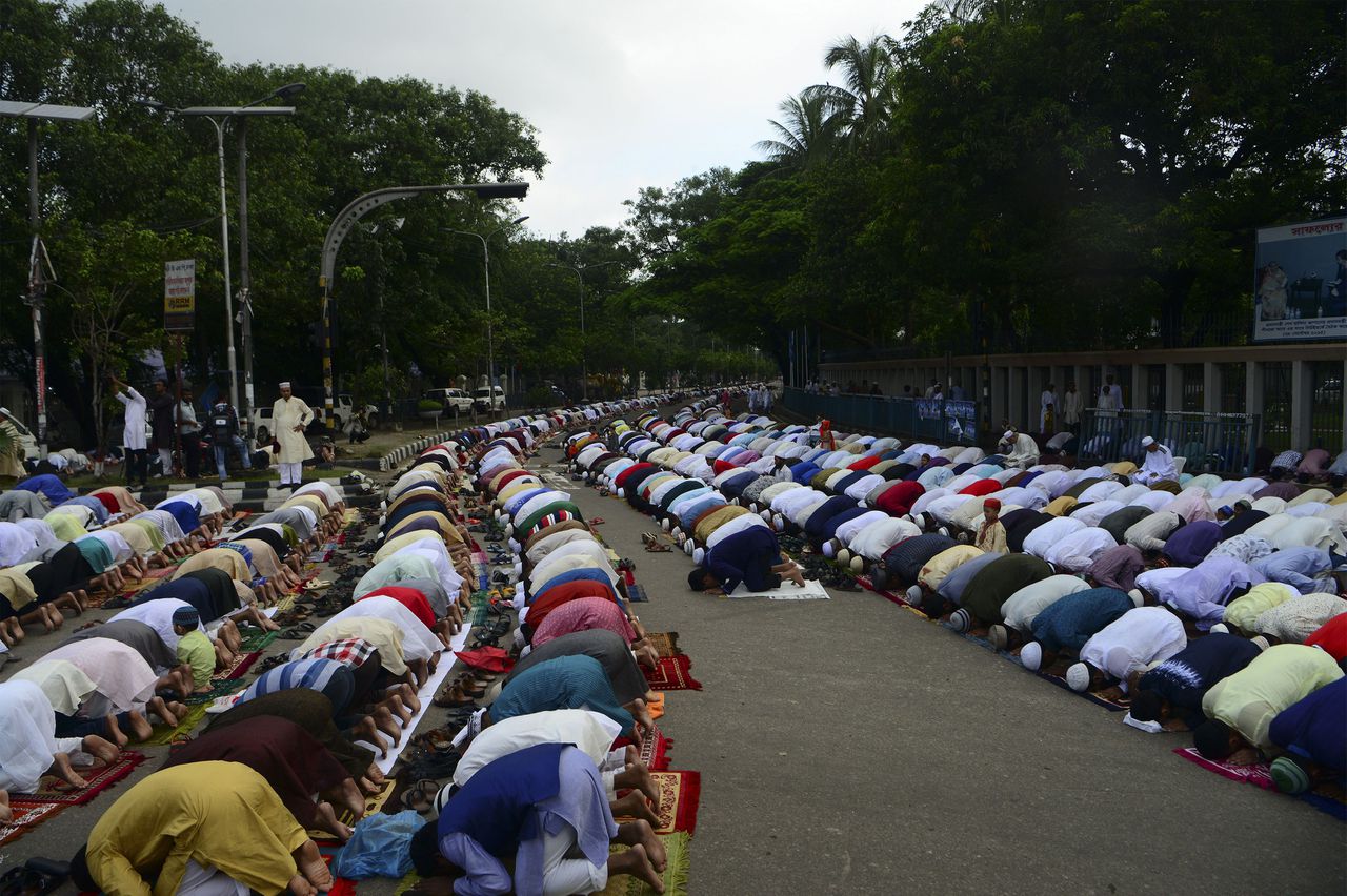 Moslims in Bangladesh vieren het einde van de vastenmaand ramadan in de hoofdstad Dhaka.