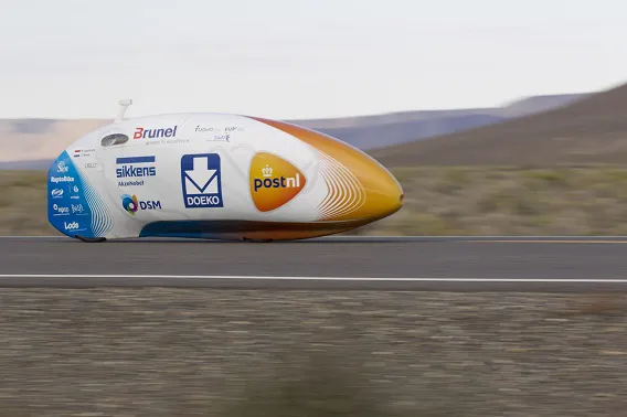 Nederlandse ligfietser verovert snelheidsrecord: ruim 133 km/u - NRC