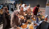 Aanvankelijk hoopte de organisatie dat er 30 mensen zouden deelnemen aan de iftar op het Antoniuscollege in Gouda. Het werden er 93.  