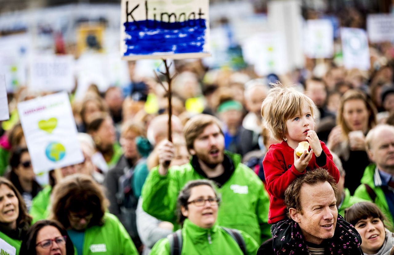 Deelnemers aan de Peoples Climate March. Ze roepen het aankomende kabinet op voor ambitieus klimaatbeleid te kiezen.