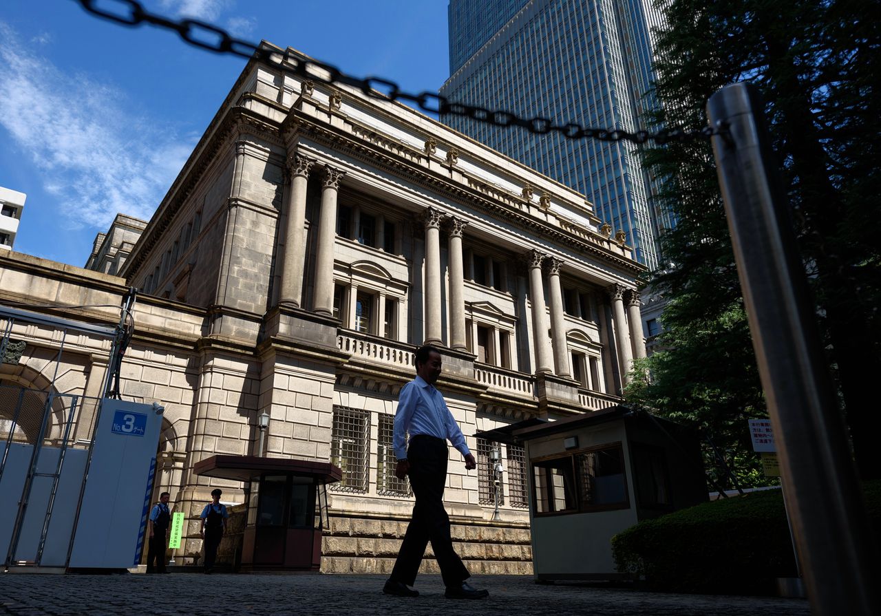 De Japanse centrale bank kondigde donderdag aan het tempo van opkopen van Japanse staatsleningen iets te verminderen.