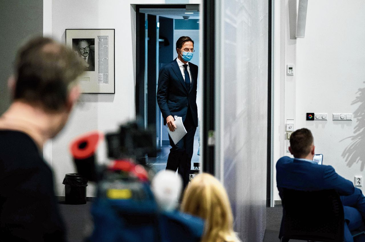 Mark Rutte bij de wekelijkse persconferentie. Zelf doet hij luchtig over de „discussies” in het kabinet.