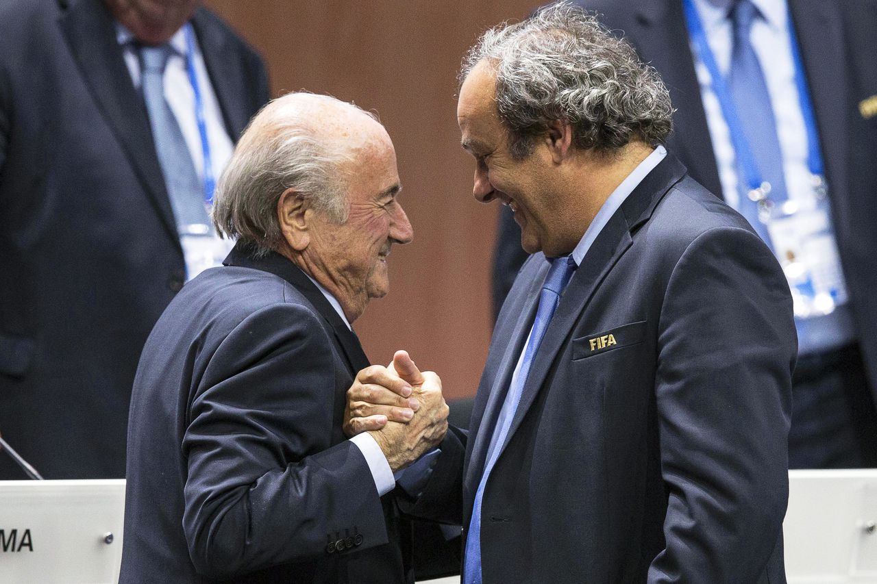 Blatter (links) en Platini samen tijdens het FIFA-congres in mei. De Fransman feliciteert Blatter met zijn herverkiezing als voorzitter bij de bond.
