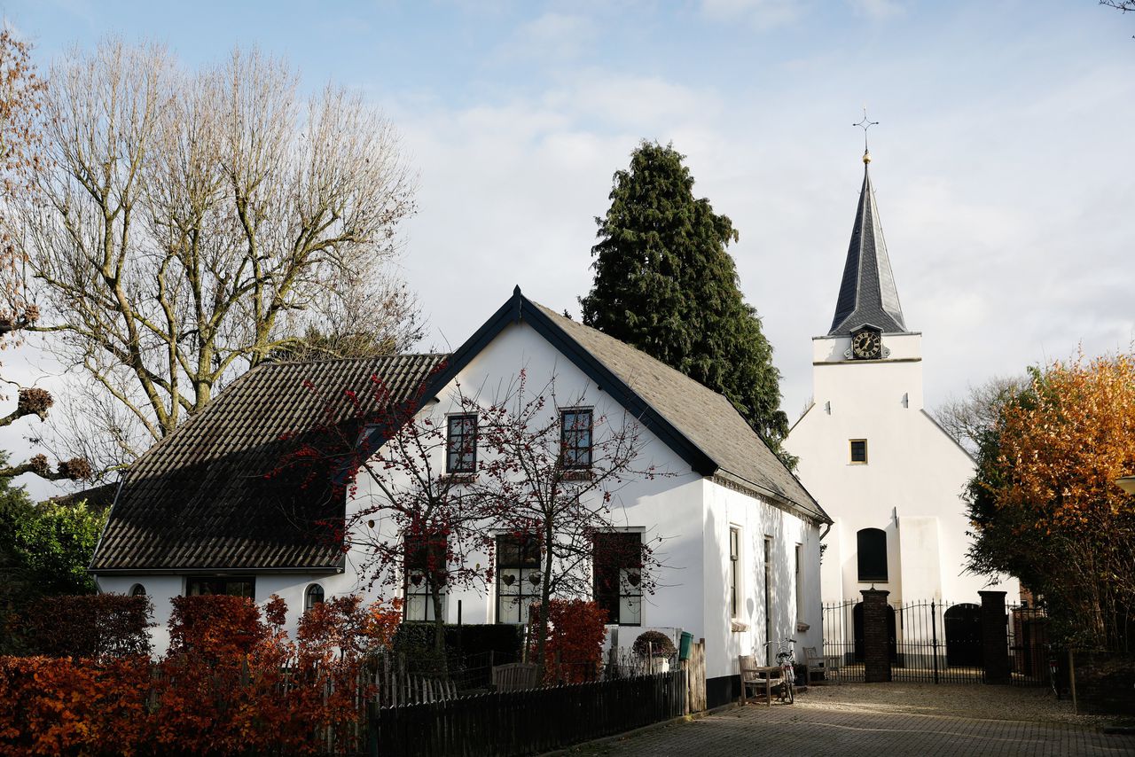 De protestantse kerk in Rhenoy waar de dominee ernstig werd mishandeld. De dader kreeg een jaar cel en tbs met dwangverpleging opgelegd.
