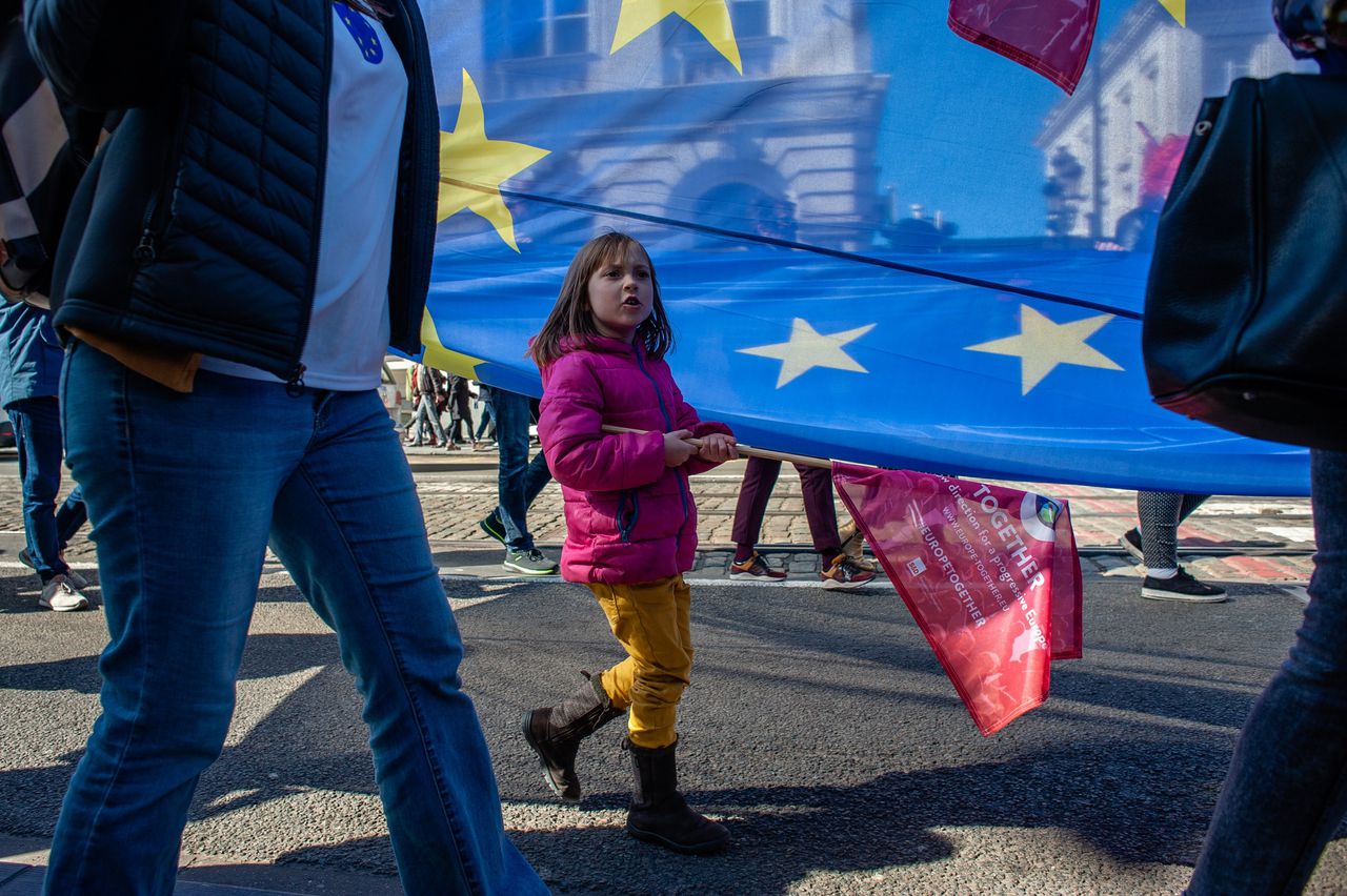 Betogers op een pro-EU-demonstratie, eind mei, in de Belgische hoofdstad Brussel. Steeds minder Nederlanders zijn van mening dat Nederland de Europese Unie moet verlaten.