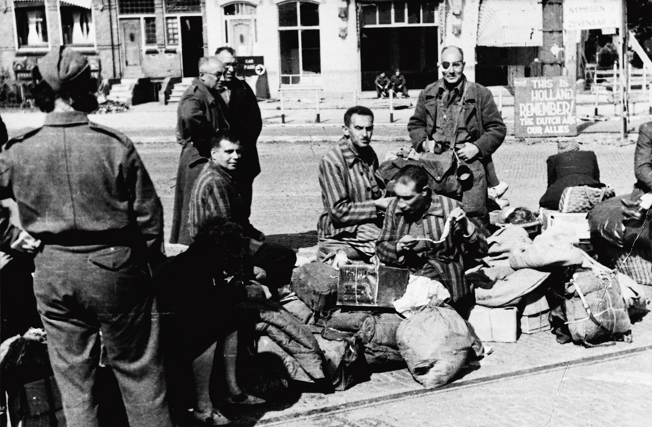 In juni 1945 wachten overlevenden uit concentratiekamp Buchenwald in Arnhem op verdere repatriëring.