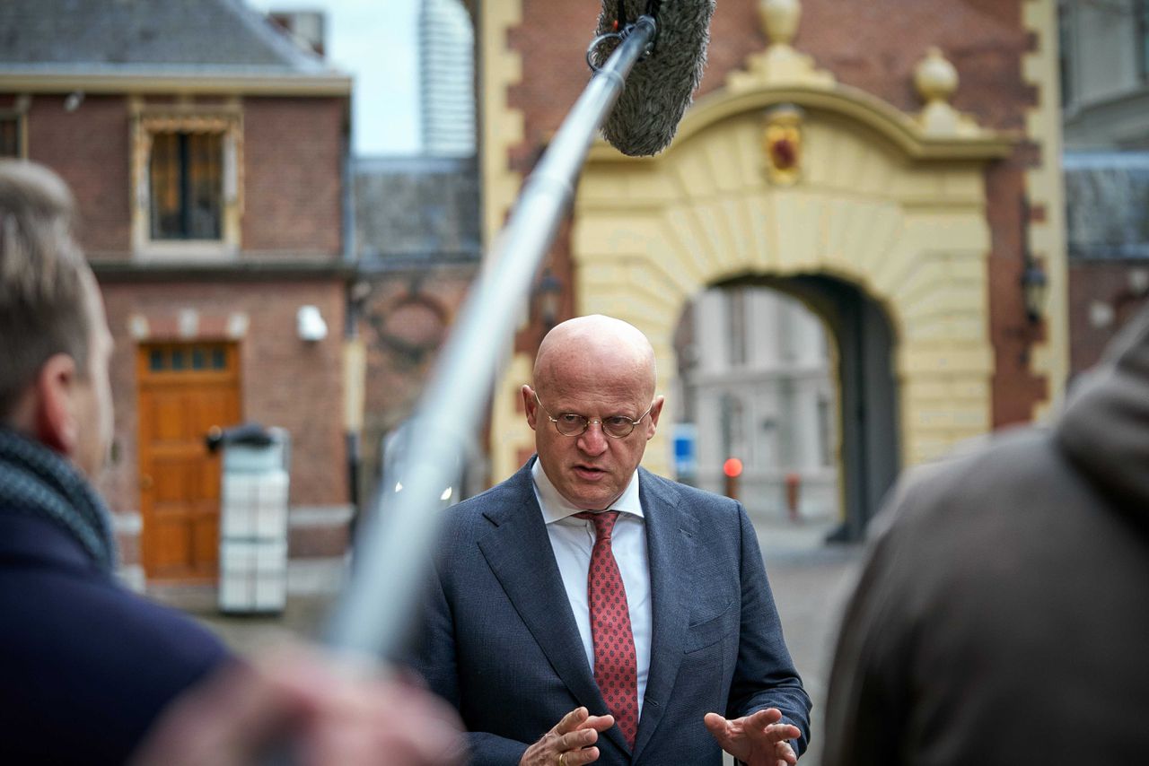 Minister Grapperhaus bij aankomst op het Binnenhof voor de wekelijkse ministerraad.