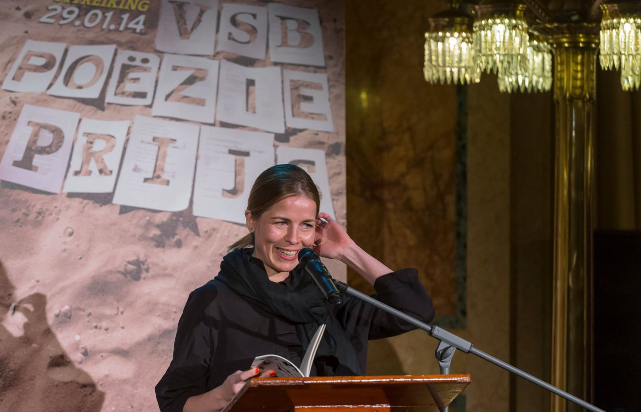 Uitreiking van de voorloper van de Grote Poëzieprijs, de VSB Poezieprijs in 2014. Op het podium dichter Maria Barnas.