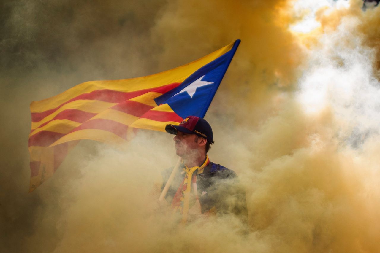 Een man met de vlag van Catalonië tijdens een demonstratie op een Catalaanse feestdag in Barcelona, eerder deze maand.