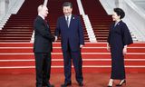 Il presidente cinese Xi Jinping e sua moglie Peng Liyuan danno il benvenuto al presidente russo Vladimir Putin a un incontro sulla Nuova Via della Seta a Pechino.