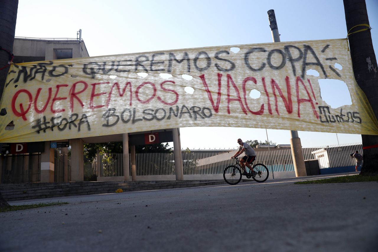 Protest, woensdag buiten het Maracanã-stadion, tegen Bolsonaro’s voornemen de Copa América in Brazilië te organiseren. Op het spandoek: „We willen geen Copa, we willen vaccins!”