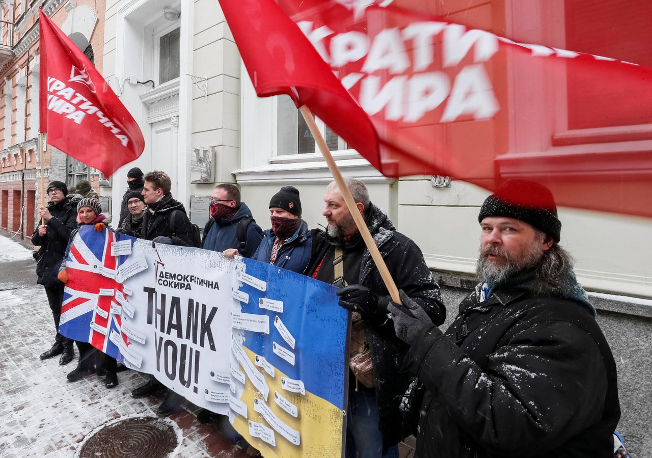 Betogers bedanken vrijdag bij de Britse ambassade in Kiev het Verenigd Koninkrijk voor het sturen van antitankraketten naar Oekraïne.