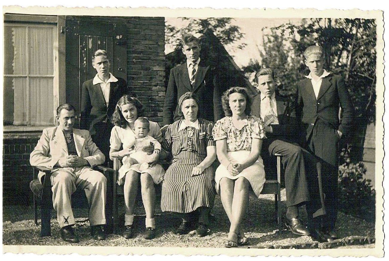 Фотография семьи в 1939 году в Израиле