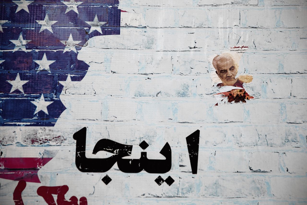 Poster van de gedode generaal Soleimani op een anti-Amerikaanse muurschildering in Teheran.