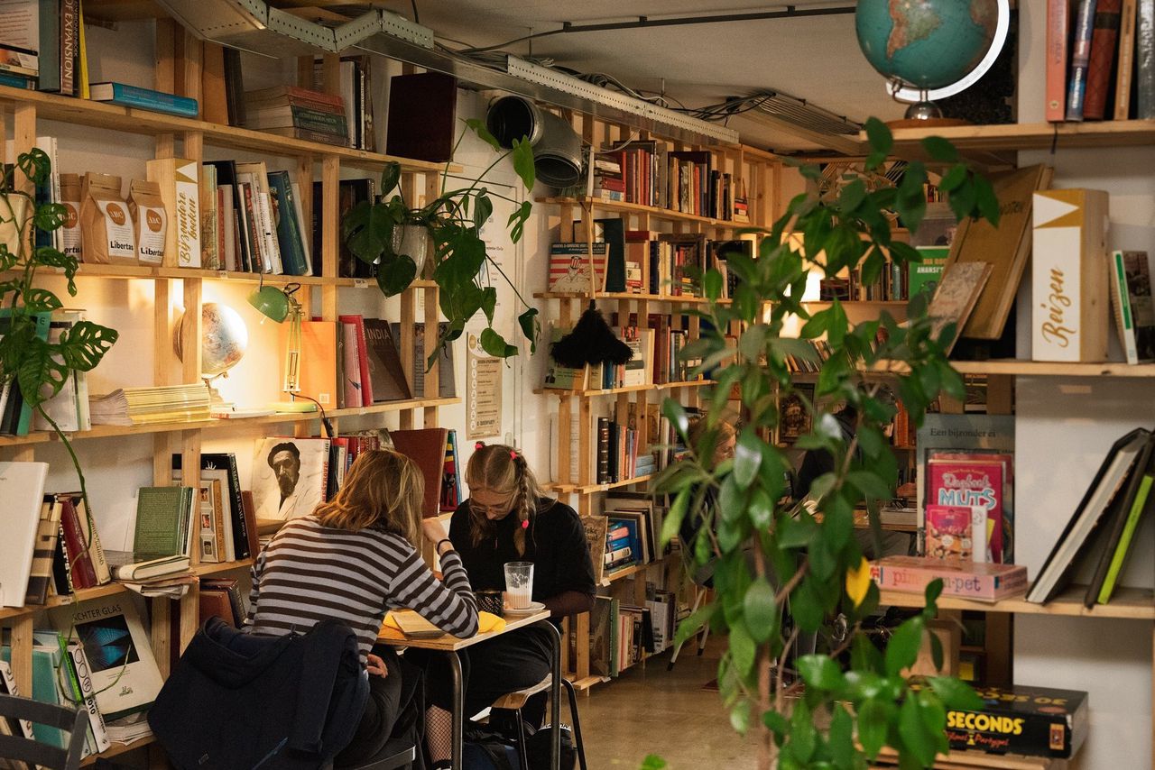 „Ik ben al drie jaar bezig en draai net quitte”, zegt Carmen van Deuren van boekencafé ABC Libertas in Arnhem.