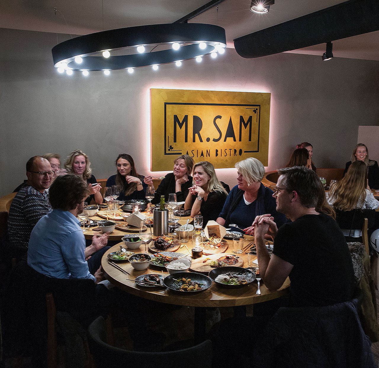 Heerlijke vegetarische salade en fijne noedels bij Mr. Sam - NRC