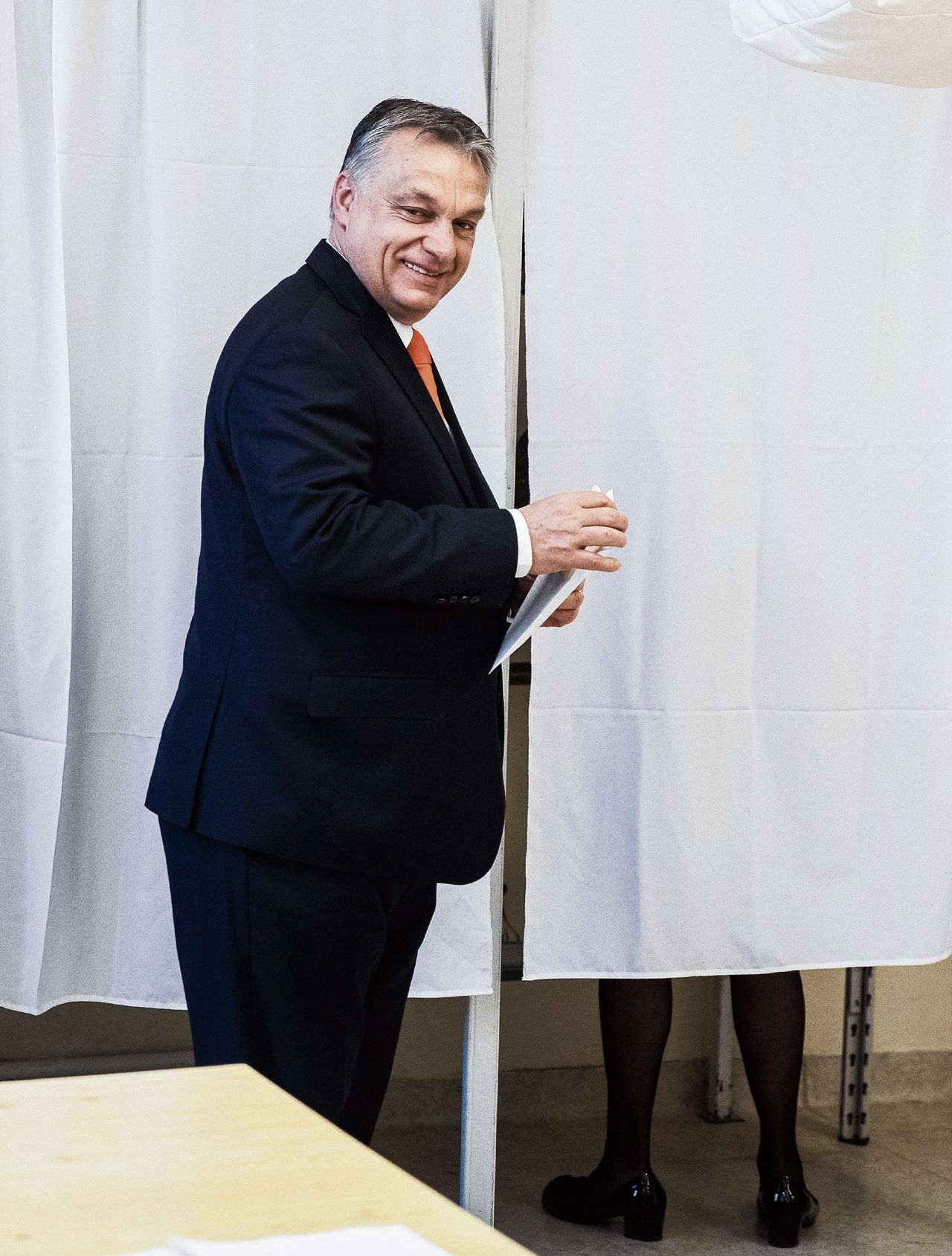 Viktor Orbán brengt zijn stem uit bij de presidentsverkiezingen in 2018.