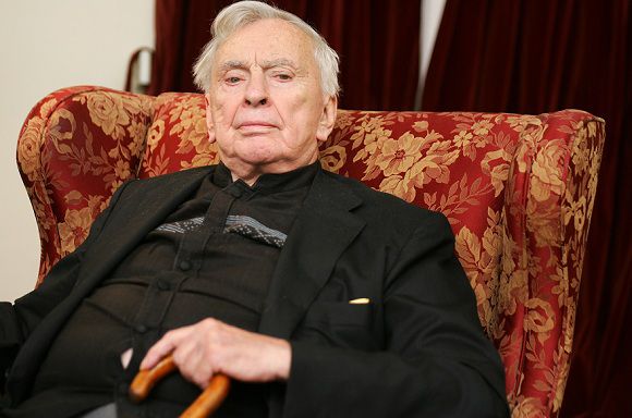Caption: (FILES) This file photo taken on October 5, 2006 shows US author Gore Vidal posing for a photo in his Los Angeles home. Vidal, the iconoclastic commentator on American life and history in works like "Lincoln" and "Myra Breckenridge," died at age 86, the Los Angeles Times reported on July 31, 2012. AFP PHOTO / FILES / Robyn Beck