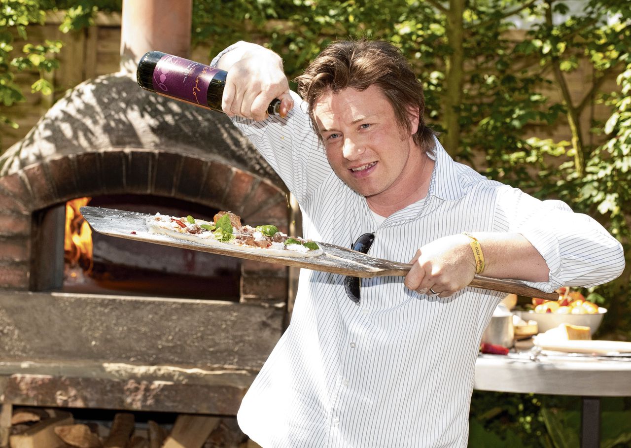 Jamie Oliver in mei 2010: hij bakt pizza’s op de Chelsea Flower Show in Londen.