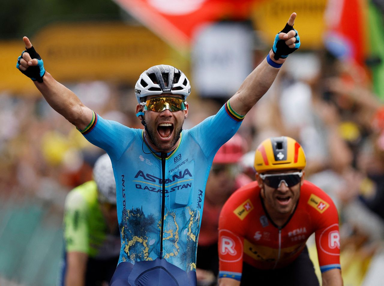 Mark Cavendish schrijft wielergeschiedenis door zijn 35ste Touretappe ooit te winnen 