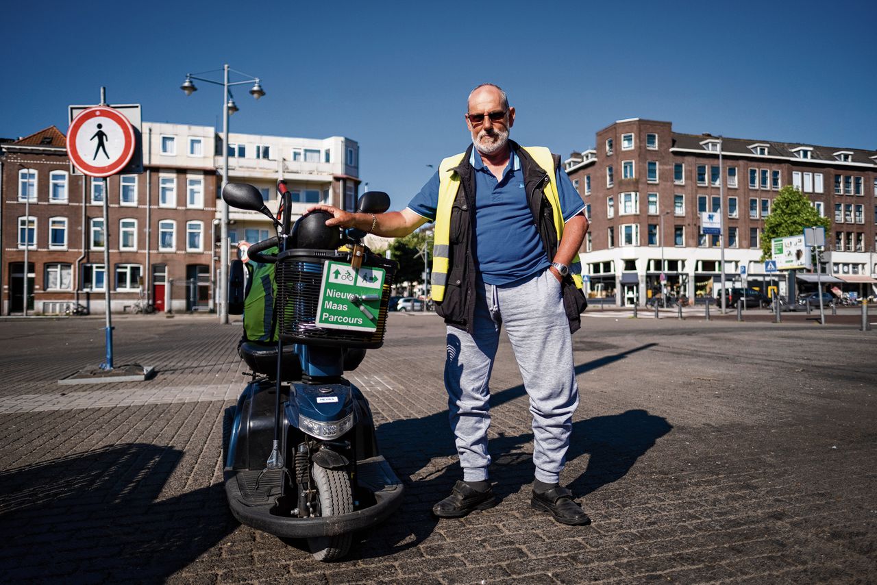 Rotterdammer Eric Alblas ruimde vele duizenden lachgaspatronen op van de straat. Een Schiedamse kunstenaar wil een standbeeld van hem maken – van lege patronen.