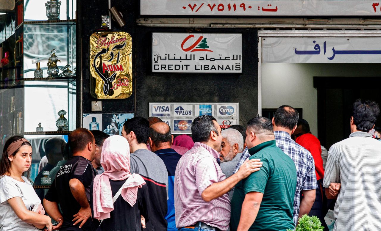 In de Zuid-Libanese stad Sidon stonden mensen deze week in de rij voor een nog werkende geldautomaat.