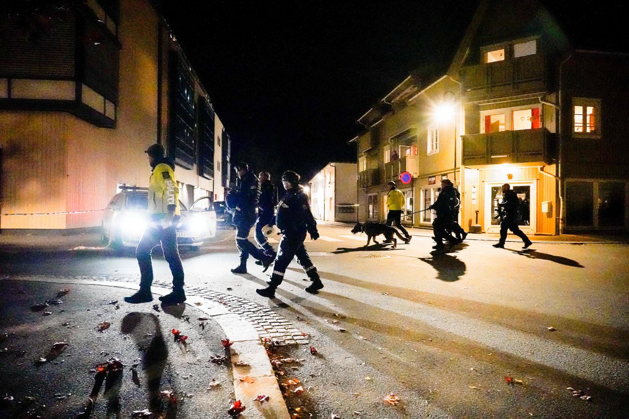 De politie doet onderzoek in het centrum van Kongsberg na een aanval met pijl en boog.