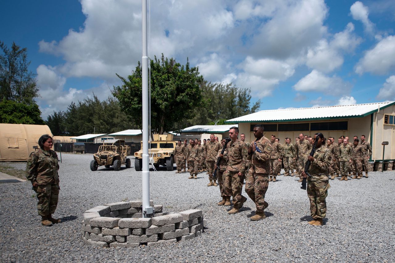 Amerikaanse militairen tijdens een vlagceremonie op Camp Simba afgelopen zomer.