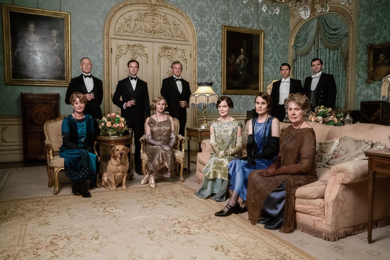 De familie Crawley verwelkomt een filmploeg op het landgoed, in ‘Downton Abbey: A New Era’.