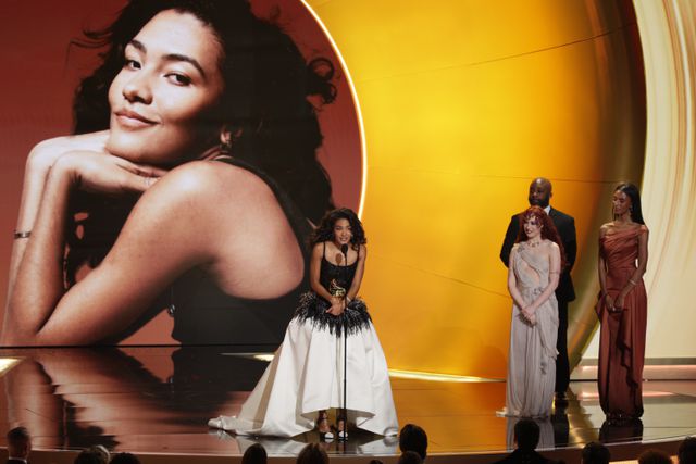 De Britse zangeres Olivia Dean ontvangt haar Grammy voor beste nieuwe artiest.