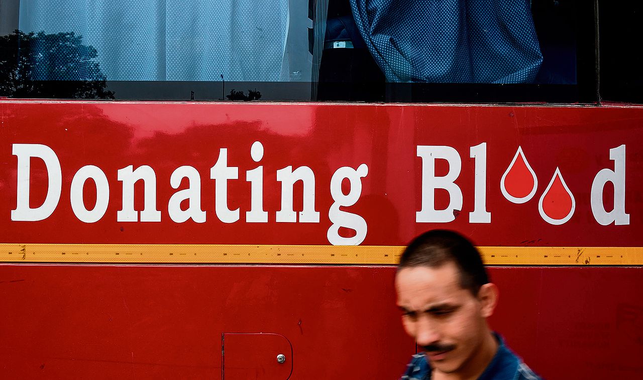 Bij een bus voor bloeddonaties in Delhi (boven) verzamelt de Rotary Blood Bank bloed voor transfusies. Een medewerker van de organisatie scheidt zakken bloed (midden). Zakken met witte bloedlichaampjes worden opgeborgen (onder).