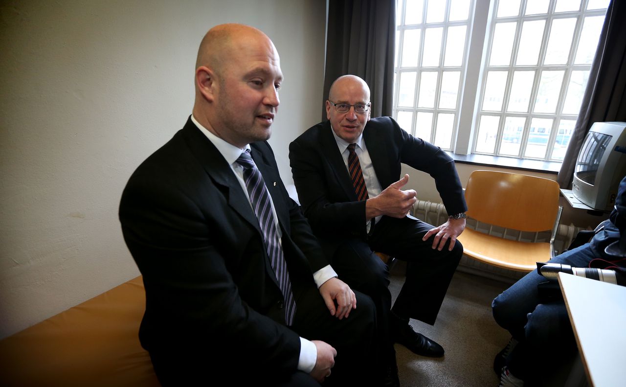 Staatssecretaris Teeven van Justitie met zijn Noorse collega in een Drentse cel. In maart sloot het duo een deal over het overplaatsen van 242 Noorse gevangenen naar Veenhuizen.