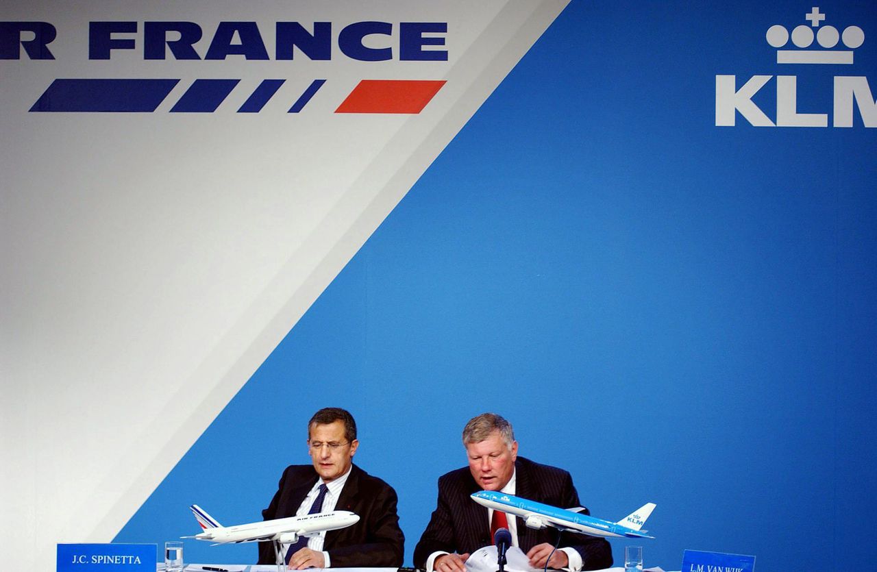 De topmannen Jean-Cyril Spinetta van Air France (links) en Leo van Wijk van KLM (rechts) tijdens een persconferentie.