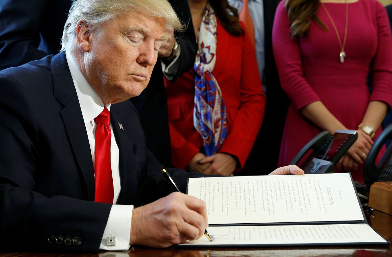 Hoeveel macht heeft Trump met zijn handtekening? 