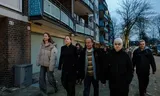 Burgemeester Carola Schouten wandelt samen met buurtbewoners door de Rotterdamse wijk Schiebroek-Zuid. 